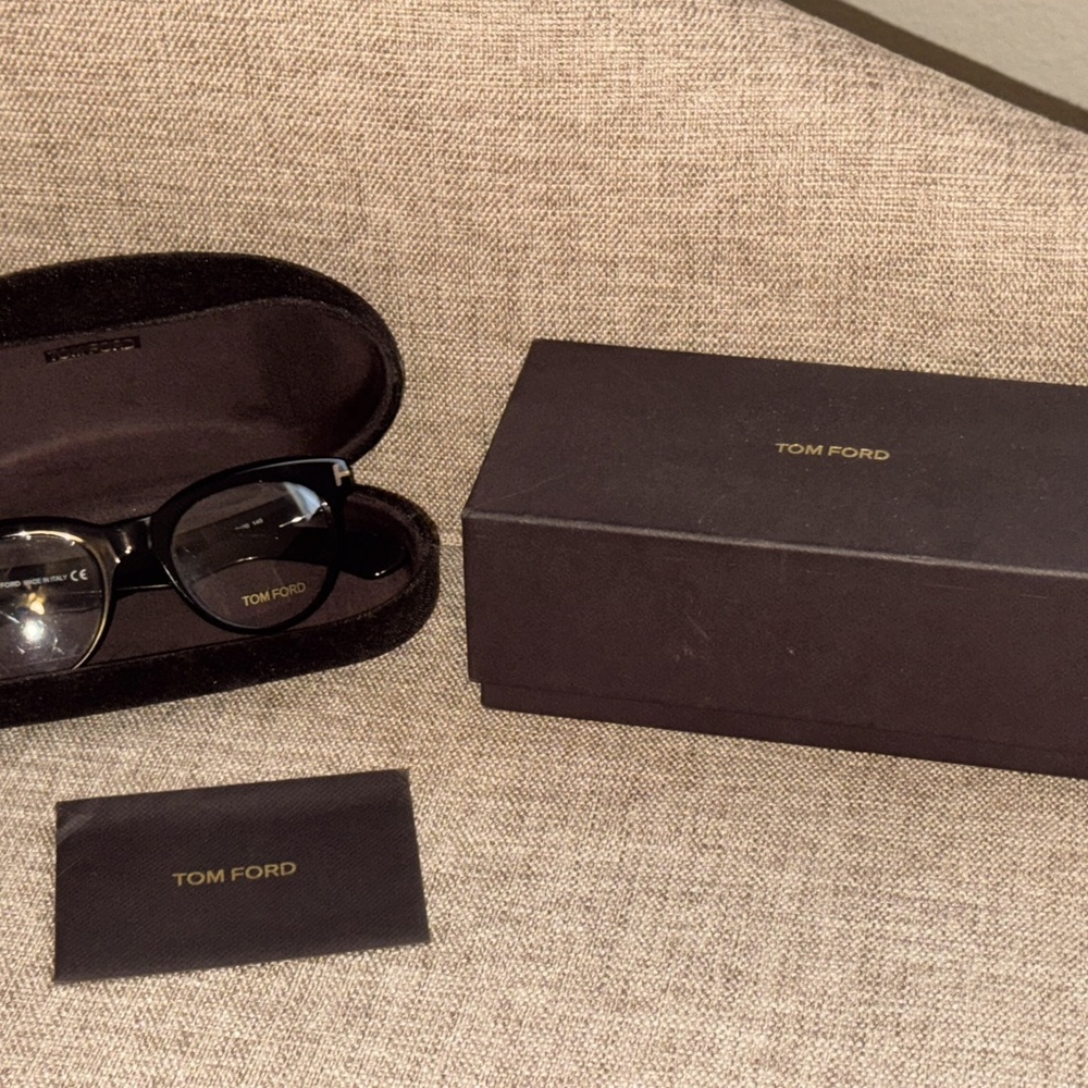 **Authentic** Stylish Tom Ford Black Framed Reading Glasses 49/20/145